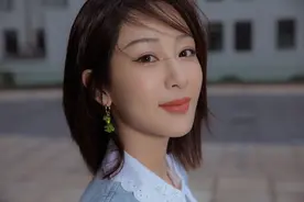 撩头发，捶胸口，杨紫和成毅的路透，没想到会这么甜图片