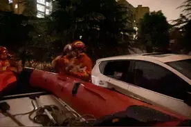 暴雨突袭，江西德安县消防救援队员及时转移被困母子！图片