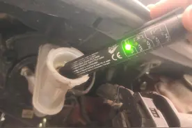 怎么检查汽车刹车油用不用换？如何更换更彻底干净？修理工来教你图片