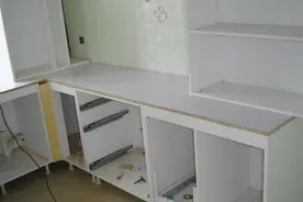 装修小妙招，安装橱柜时铺一层铝箔纸用上十年都不会长霉图片
