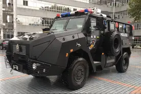 国产的国产巨无霸，越野能力比乌尼莫克强，车前四个大字特霸气图片