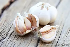 才知道大蒜保存很简单，放半年也新鲜，不霉不瘪不长芽，太实用了图片