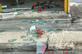 三名男子为何凌晨怒砸十堰一家理发店玻璃门？原因让人哭笑不得图片