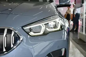 宝马终于想通了，纯进口仅26.38万起，起步2.0T动力，实拍宝马2系图片