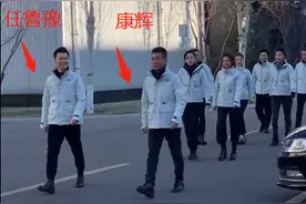 央视主持人霸气走方队，康辉任鲁豫打头阵，11人前后站位有讲究图片