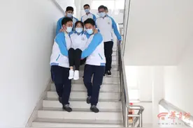 暖到心底！西安高一女生坐轮椅求学，整个年级的男生为她组成志愿队图片