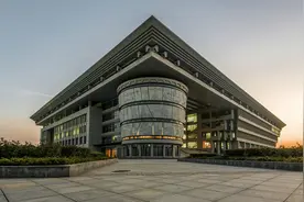 高校为何要招收外国留学生？图片