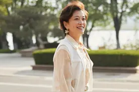 身高158、体重60kg，这位小个子微胖妈妈真会穿，显瘦又气质优雅图片