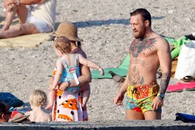 嘴炮展示游泳技能，拳迷：水旱两路的好汉，水战能吊打梅威瑟小鹰图片