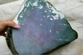 没人惦记的原石，满身是裂却切出了一只鸡图片