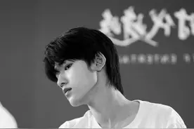 宋亚轩黑白大片来袭，精致下颚线魅力满满，五官优越超帅气图片