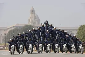 一辆摩托车可载58人表演，为啥印度阅兵钟爱摩托？图片