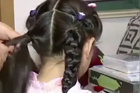 女孩被“亲妈”虐待，亲口向法官讲述经历，有后爸就有后妈？图片