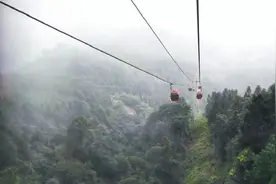 瓦屋山金花桥索道首日试运营，迎来大波游客~图片