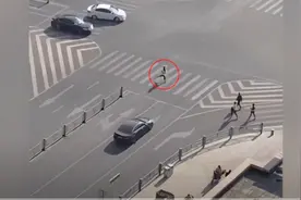 女孩每天一路狂奔踩点上班，老板同事为拍她狂奔特意提前上班图片