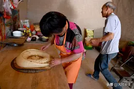 山西农村蒸馍馍，一个大馍占一个箅子，还盘成圈圈，这该咋吃？图片