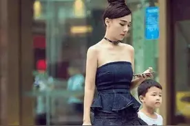 95后宝妈接娃放学刻意打扮，却让孩子遭到嘲笑：你妈穿的是什么？图片
