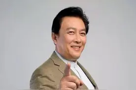 他在《水浒传》中不出名，却是国家一级演员，今68岁直播卖酒图片