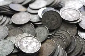 1999年，河北古宅挖出大量银元，老人前来索要自家祖宅宝藏却遭拒图片