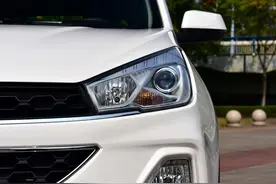 五菱宏光推出宜商宜家SUV，不到六万7座布局，还镶嵌石英表图片