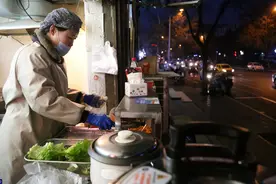 儿子上班太忙不吃早餐，妈妈很心疼，辞职到儿子单位旁边摆摊卖饭图片