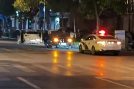 白色轿车怒路恶意别车反而报警，警察处理结果令人极度舒适图片