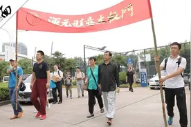 太极大师马宝国，花拳绣腿被几拳打晕，武术真的不是和实战吗？图片