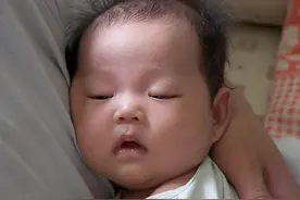 3类“哄睡方法”看似有效，却影响宝宝身心发育，很多家长尝试过图片