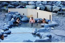 为啥男女混浴的日本温泉，进入还不许穿衣服，那要怎么保护隐私？图片