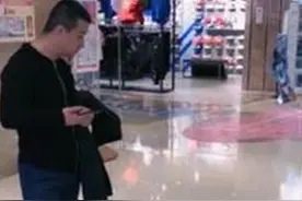 4岁女儿商场撒泼打滚，威胁“不买就不起”，爸爸静静看了3小时图片