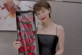 江苏台一姐晓敏疑怀3胎？与李好秀恩爱，夫妻俩双手托肚隆起明显图片