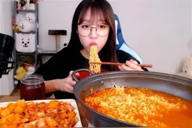 一次吃20包拉面的“大胃王”网红tzuyang，公开健康检查结果图片