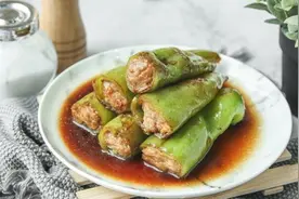 手把手教你做煎酿青椒，每次去饭店必点的菜，10块钱能做一大盘图片