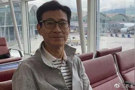 73岁郑少秋，带假发40年只为沈殿霞摘过，为何抛弃她娶小17岁娇妻图片