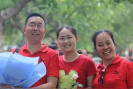 大一新生撞脸明星走红，牙齿排列也一模一样，学校连宣传费都省了图片