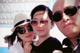 49岁孟非携家人罕露面，妻子身材纤细长腿瞩目，相识36年仍恩爱图片