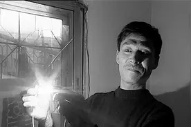 身体通电能点亮灯泡，触电后精神百倍，220V的电压竟让他电上瘾图片