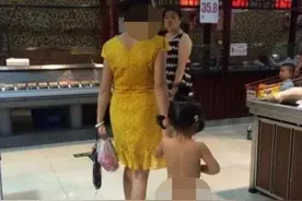 女孩“一丝不挂”跟妈妈逛超市，路人好心相劝，妈妈：多管闲事图片