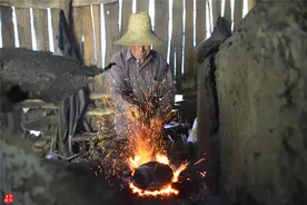 河南山区80岁老铁匠，从事农具锻造60多年，把废铁块变成劈石斧头图片