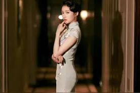 关晓彤穿旗袍身姿婀娜妩媚，换上薄荷绿长裙后，格外显清纯优雅图片