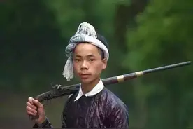 中国合法持枪的村寨，男子成年领一支枪，女子被异性抱得越多越好图片