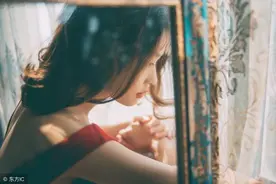 小说：她期望他带她离开，逃脱这个地方，他却以为她贪图富贵图片