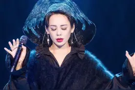 《浪姐》总决赛现场：张萌主持像喊麦还险摔跤，李斯丹妮不舍落泪图片