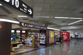 投资者究竟从中国中免的三季度财报中看出了什么，导致其股价暴跌图片