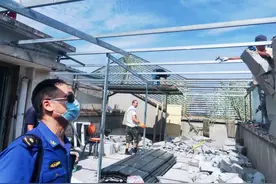 夹缝里长出三层楼  城管飓风行动拆除图片