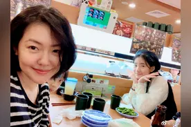 小S母女仨人外出吃饭，次女许韶恩颜值出众，许老三古灵精怪图片