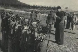 毛主席与梁大牙握手：红军骑兵团长嘛！梁兴初纠正：是营长图片