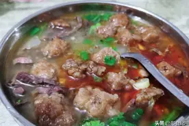 郑州西郊有家丸子店，十块钱一碗还送个饼，老食客都喝十几年了图片