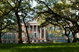 美国大学毕业生起薪平均5.5万美元，科学、技术、工程和数学专业毕业生平均收入更高图片