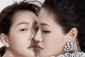 锐气没了！小S母女拍大片，女儿躺桌上太高级，妈妈抱桌腿也开心图片